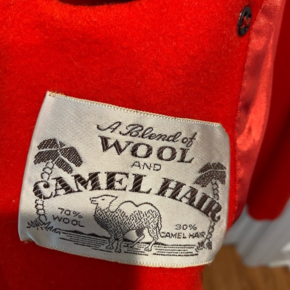 Lindo abrigo de mujer no tiene una talla en el suéter pero mi medida es larga - Picture 9 of 9